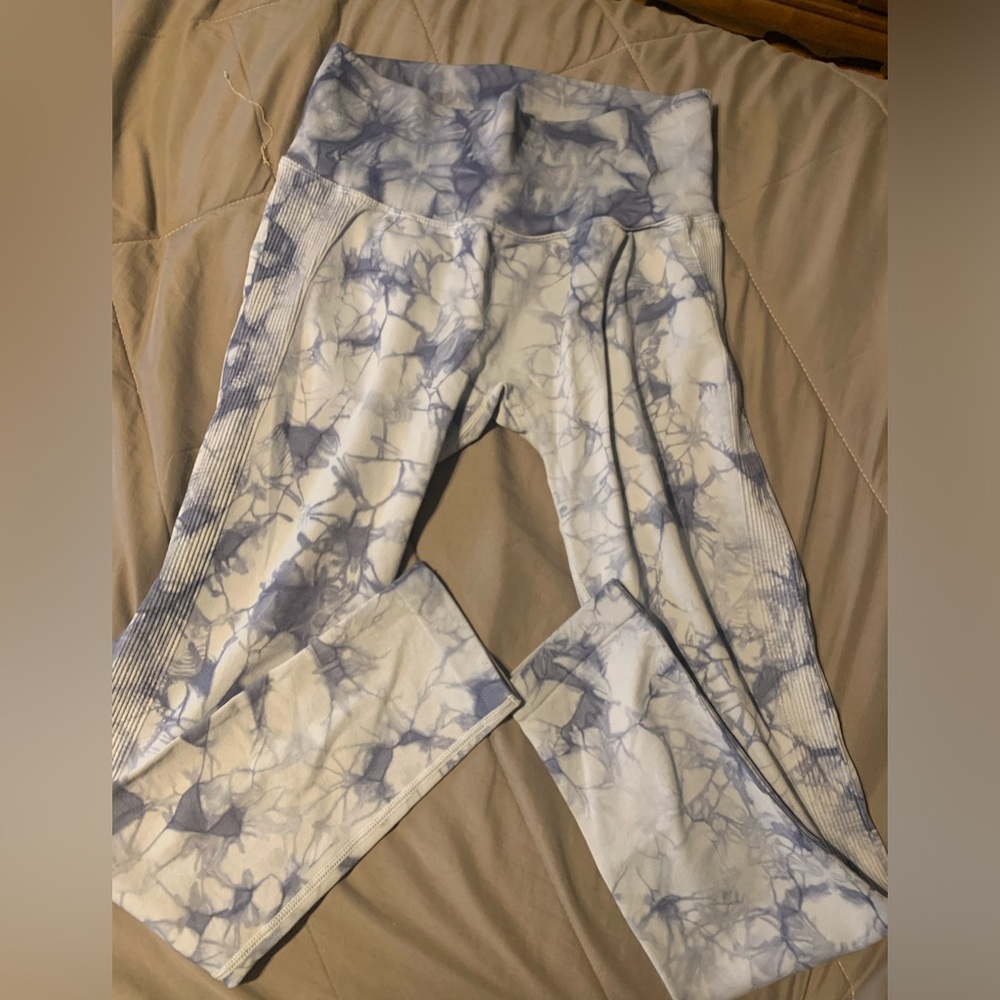 Blue and white booty scrunch leggings